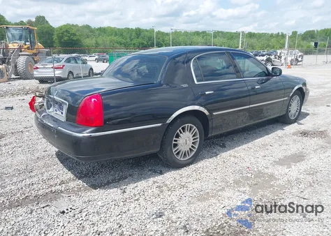 2008 Lincoln Town Car Signature Limited z USA, uszkodzony, nr VIN 2LNHM82W68X659796